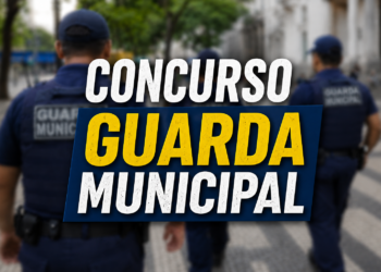 Dois agentes da Guarda Municipal uniformizados em praça urbana com texto "Concurso Guarda Municipal".