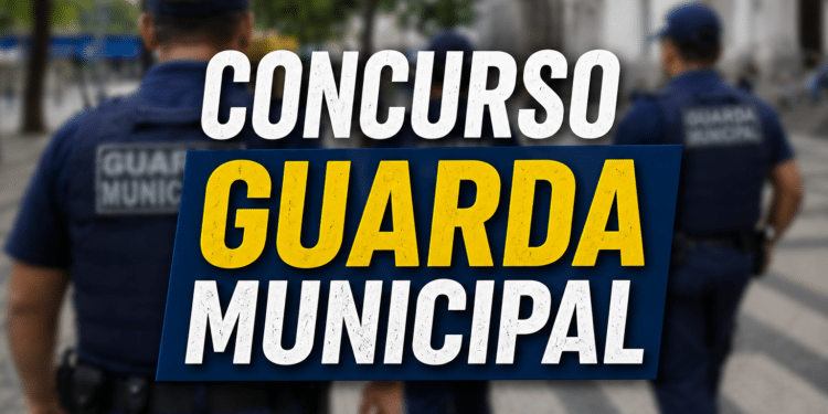 Dois agentes da Guarda Municipal uniformizados em praça urbana com texto "Concurso Guarda Municipal".