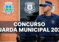 Guarda civil uniformizado em frente a prédio público com brasões municipais e emblema de concurso.