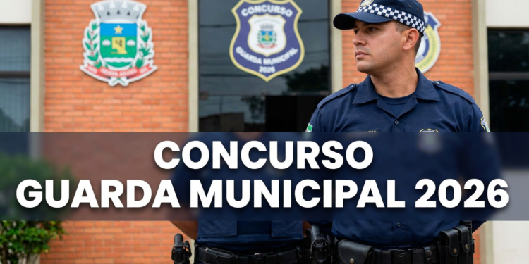 Guarda civil uniformizado em frente a prédio público com brasões municipais e emblema de concurso.