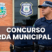 Guarda civil uniformizado em frente a prédio público com brasões municipais e emblema de concurso.