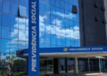 Fachada espelhada do edifício sede da Previdência Social com céu azul refletido