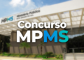 Sede do Ministério Público de Mato Grosso do Sul com texto "Concurso MPMS" em destaque azul e branco
