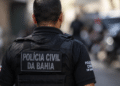 Policial civil da Bahia visto de costas com uniforme da corporação, representando o novo concurso publicado da Polícia Civil BA com 750 vagas.