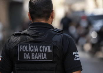Policial civil da Bahia visto de costas com uniforme da corporação, representando o novo concurso publicado da Polícia Civil BA com 750 vagas.