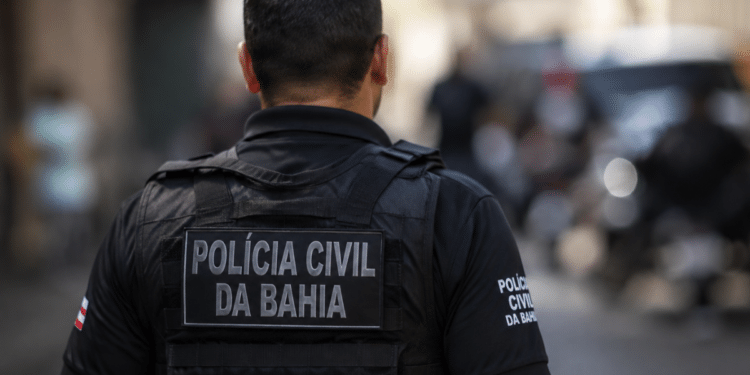 Policial civil da Bahia visto de costas com uniforme da corporação, representando o novo concurso publicado da Polícia Civil BA com 750 vagas.