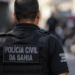 Policial civil da Bahia visto de costas com uniforme da corporação, representando o novo concurso publicado da Polícia Civil BA com 750 vagas.