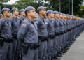 Soldados da Polícia Militar de SP enfileirados com uniformes azuis e boinas durante cerimônia de formatura.