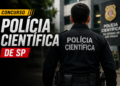 Agente da Polícia Científica de costas, uniforme preto com inscrição, diante da sede da SPTC em São Paulo