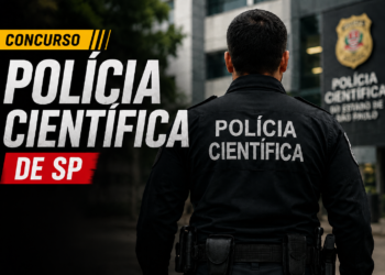 Agente da Polícia Científica de costas, uniforme preto com inscrição, diante da sede da SPTC em São Paulo