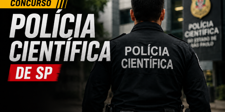 Agente da Polícia Científica de costas, uniforme preto com inscrição, diante da sede da SPTC em São Paulo