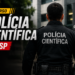 Agente da Polícia Científica de costas, uniforme preto com inscrição, diante da sede da SPTC em São Paulo