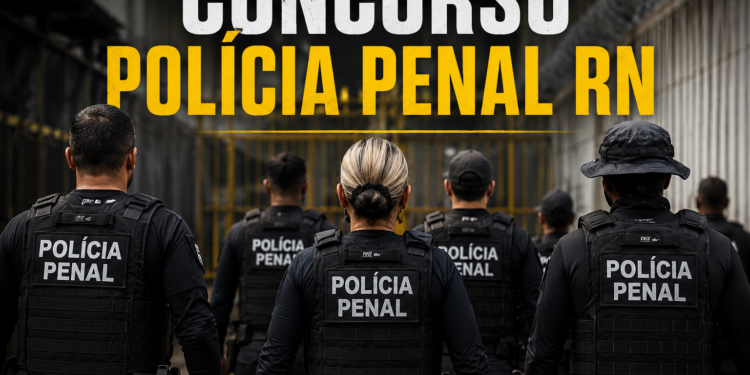 Agentes da Polícia Penal de costas com coletes táticos pretos diante de portão amarelo de unidade prisional.