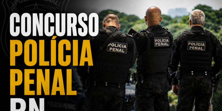 Três policiais penais de costas com uniformes pretos e coletes táticos com inscrição "Polícia Penal"