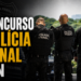 Três policiais penais de costas com uniformes pretos e coletes táticos com inscrição "Polícia Penal"