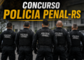 Cinco agentes da Polícia Penal do RS de costas, uniformizados de preto com coletes e inscrição "Polícia Penal"