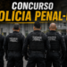 Cinco agentes da Polícia Penal do RS de costas, uniformizados de preto com coletes e inscrição "Polícia Penal"