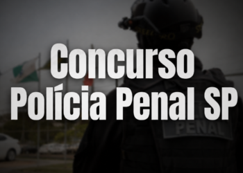 Policial penal de costas com capacete tático e uniforme preto com inscrição "PENAL", bandeiras ao fundo.
