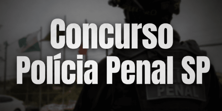 Policial penal de costas com capacete tático e uniforme preto com inscrição "PENAL", bandeiras ao fundo.