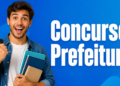 Jovem sorrindo segura cadernos coloridos com texto 'Concurso Prefeitura' em fundo azul vibrante.