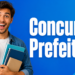 Jovem sorrindo segura cadernos coloridos com texto 'Concurso Prefeitura' em fundo azul vibrante.
