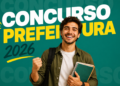 Jovem sorridente com mochila e cadernos celebra com gesto de comemoração sobre fundo verde com texto Concurso Prefeitura 2026.