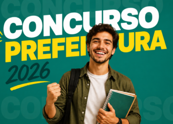 Jovem sorridente com mochila e cadernos celebra com gesto de comemoração sobre fundo verde com texto Concurso Prefeitura 2026.