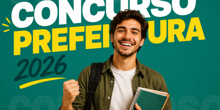 Jovem sorridente com mochila e cadernos celebra com gesto de comemoração sobre fundo verde com texto Concurso Prefeitura 2026.