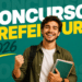 Jovem sorridente com mochila e cadernos celebra com gesto de comemoração sobre fundo verde com texto Concurso Prefeitura 2026.