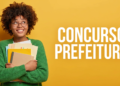 Jovem negra de óculos e suéter verde abraça pastas coloridas sorrindo, com texto "Concurso Prefeitura" ao lado.