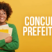 Jovem negra de óculos e suéter verde abraça pastas coloridas sorrindo, com texto "Concurso Prefeitura" ao lado.