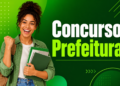 Jovem de cabelo cacheado com cadernos ergue punho em gesto de vitória, fundo verde com texto "Concurso Prefeitura".