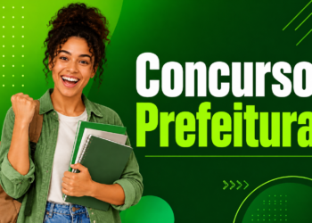 Jovem de cabelo cacheado com cadernos ergue punho em gesto de vitória, fundo verde com texto "Concurso Prefeitura".
