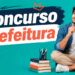 Jovem sentado com caderno e caneta, expressão pensativa, ao lado de pilha de livros e porta-lápis colorido
