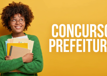 Jovem negra de cabelo afro e óculos redondos segura pastas coloridas ao lado do texto Concurso Prefeitura.