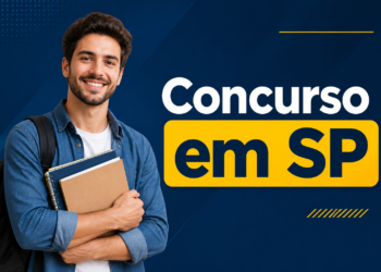 Jovem de barba curta segura cadernos, veste camisa jeans sobre camiseta branca com mochila preta nas costas