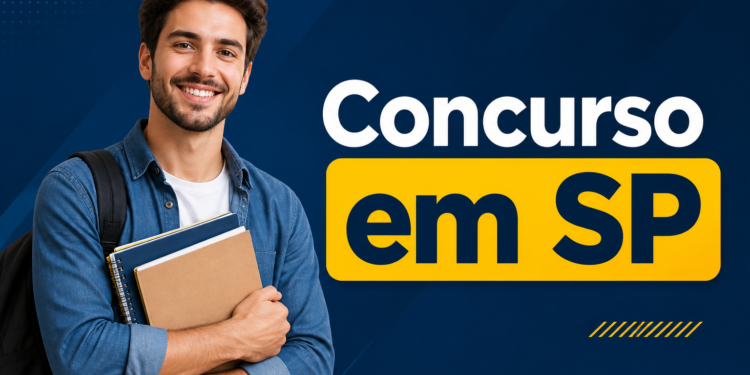 Jovem de barba curta segura cadernos, veste camisa jeans sobre camiseta branca com mochila preta nas costas