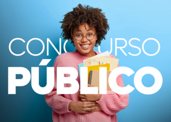 Jovem negra sorridente com cabelo afro, óculos e blusa rosa segura livros e documentos sobre fundo azul.
