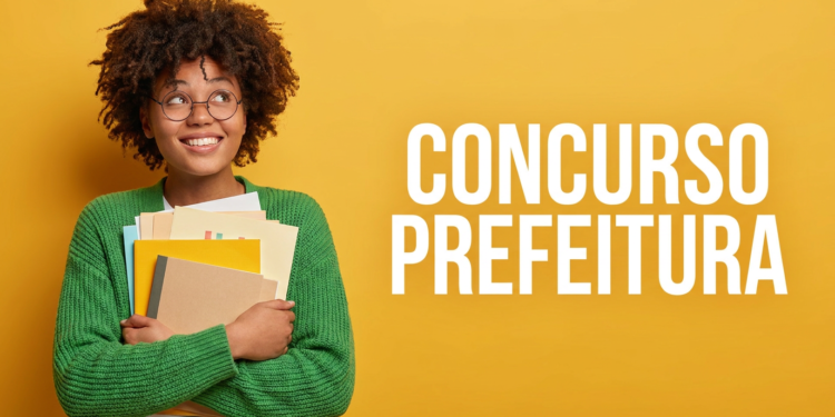 Jovem negra com cabelo afro e óculos redondos segura pastas coloridas, sorrindo, ao lado do texto "Concurso Prefeitura"