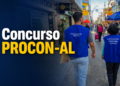 Dois fiscais do PROCON Alagoas com coletes azuis caminham em rua comercial movimentada durante operação de fiscalização