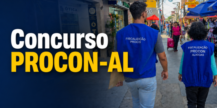 Dois fiscais do PROCON Alagoas com coletes azuis caminham em rua comercial movimentada durante operação de fiscalização