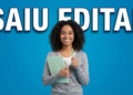 Estudante negra sorridente com cabelos cacheados segura caderno verde e caneta, com texto "SAIU EDITAL" ao fundo azul.