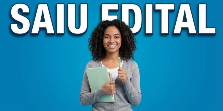 Estudante negra sorridente com cabelos cacheados segura caderno verde e caneta, com texto "SAIU EDITAL" ao fundo azul.