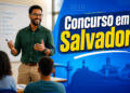 Professor negro com óculos e camisa verde leciona para alunos com palavras motivacionais no quadro e arte de Salvador ao fundo