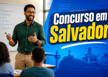 Professor negro com óculos e camisa verde leciona para alunos com palavras motivacionais no quadro e arte de Salvador ao fundo
