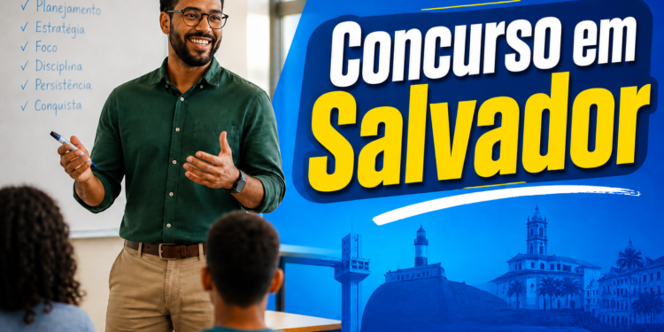 Professor negro com óculos e camisa verde leciona para alunos com palavras motivacionais no quadro e arte de Salvador ao fundo