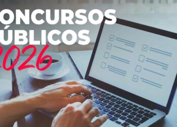 Mãos digitando em laptop com lista de tarefas na tela, xícara de café ao lado, texto "Concursos Públicos 2026" em destaque