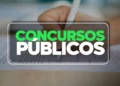 Imagem ilustrativa sobre concursos públicos, com pessoa preenchendo prova e destaque para inscrições abertas por prefeituras..