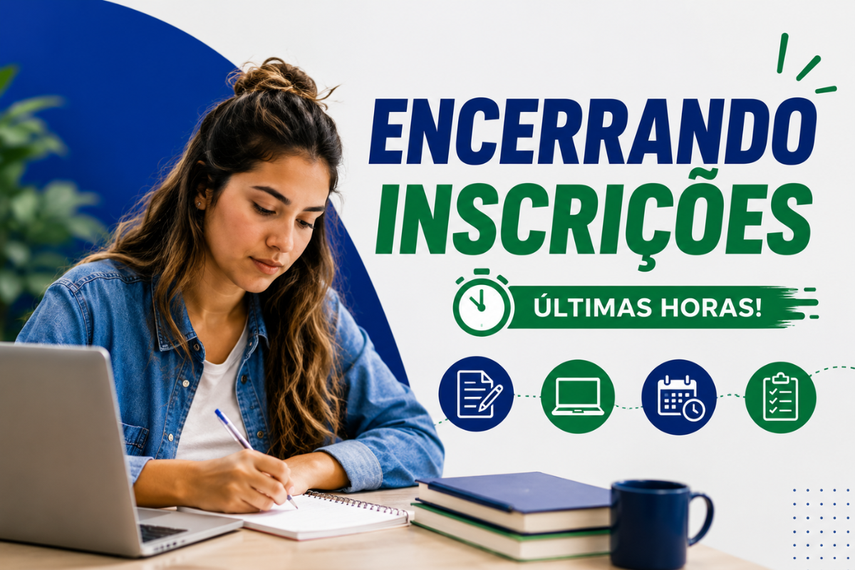 Jovem mulher de cabelos castanhos escreve em caderno ao lado de notebook, livros e caneca azul em mesa de estudos