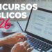 Mãos digitando em laptop com lista de tarefas na tela, xícara de café ao lado, texto "Concursos Públicos 2026" em destaque